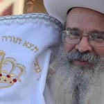 הרב תדהר עם ספר תורה למשיח