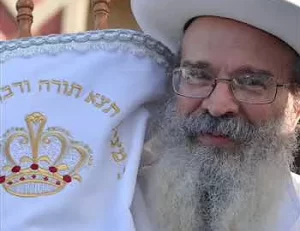 הרב תדהר עם ספר תורה למשיח